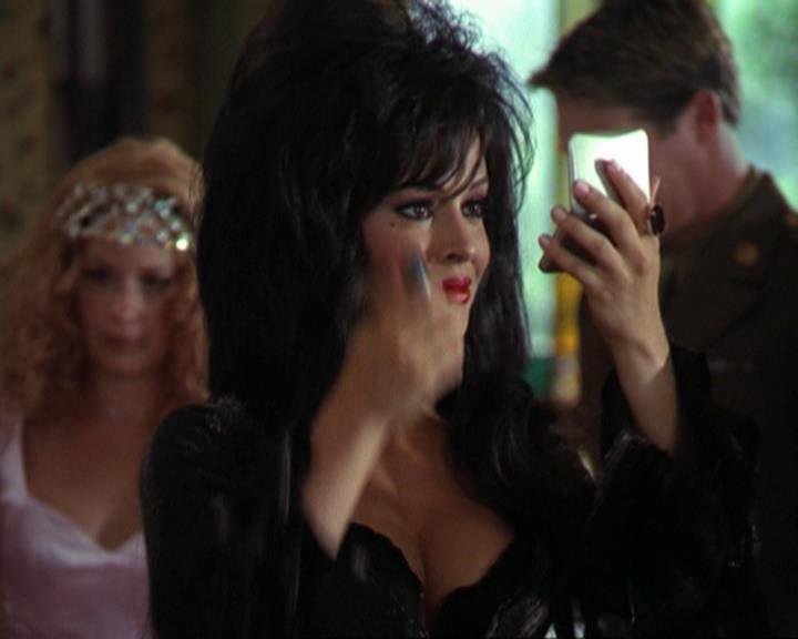 Charmed-Online_dot_net-3x04AllHalliwellsEve0009.jpg