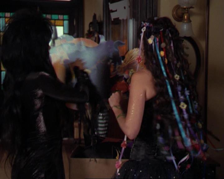 Charmed-Online_dot_net-3x04AllHalliwellsEve0034.jpg