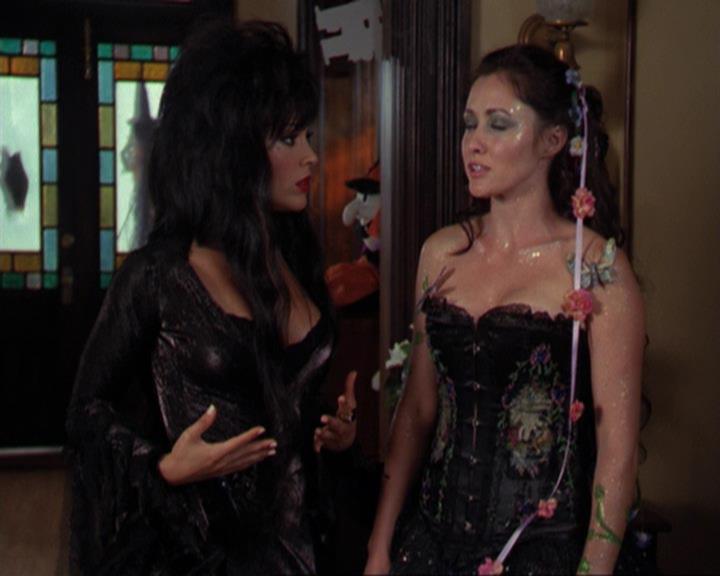 Charmed-Online_dot_net-3x04AllHalliwellsEve0049.jpg
