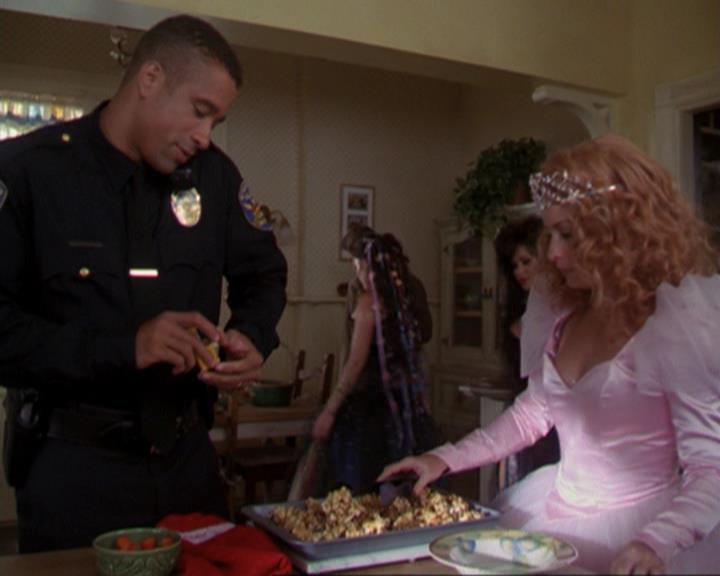 Charmed-Online_dot_net-3x04AllHalliwellsEve0060.jpg