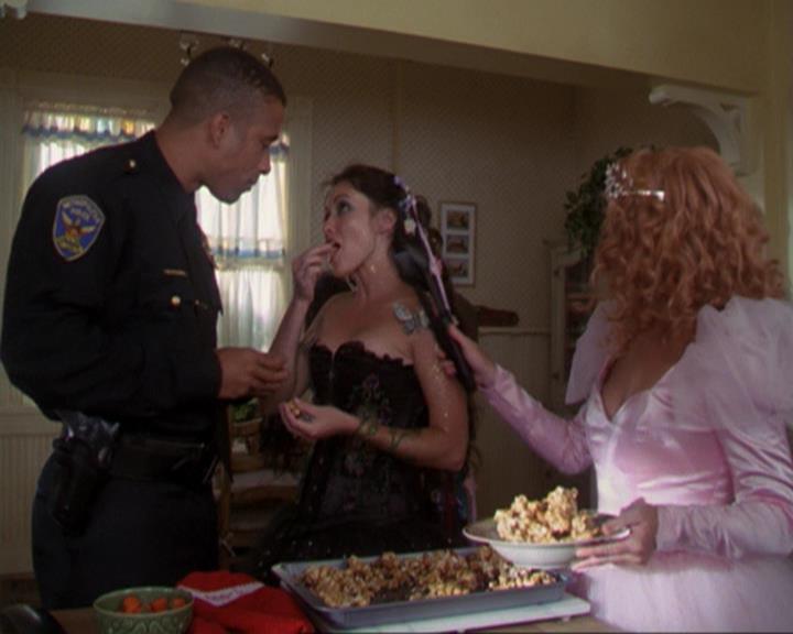 Charmed-Online_dot_net-3x04AllHalliwellsEve0081.jpg