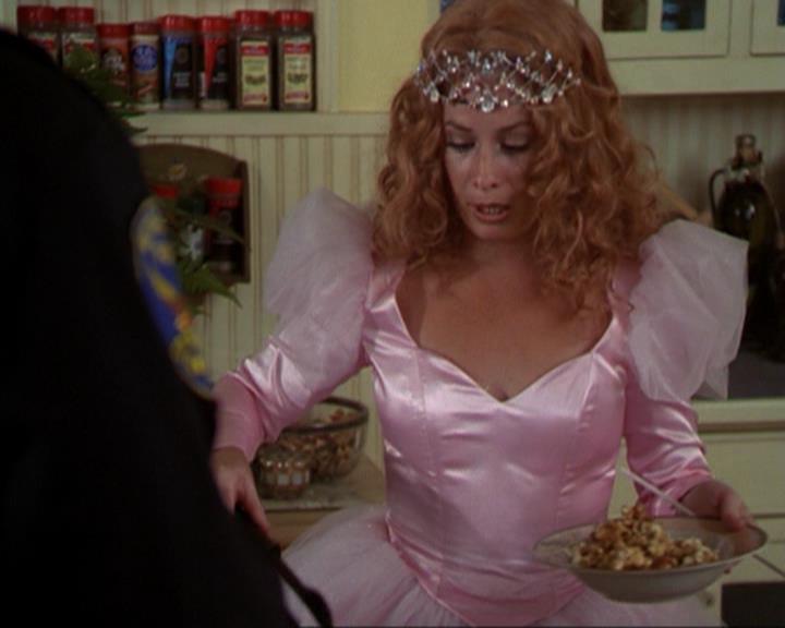 Charmed-Online_dot_net-3x04AllHalliwellsEve0085.jpg