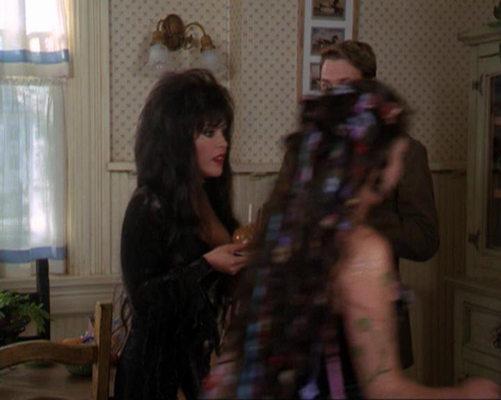 Charmed-Online_dot_net-3x04AllHalliwellsEve0098.jpg