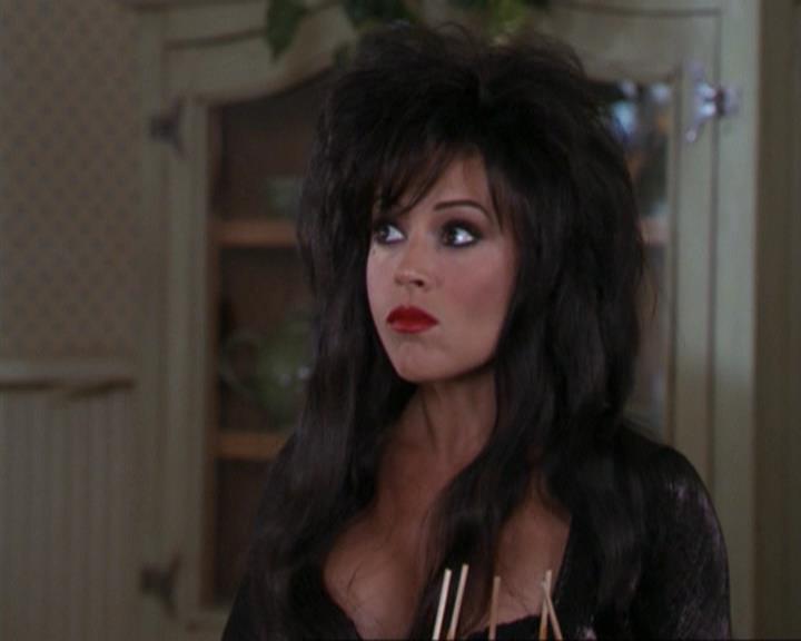 Charmed-Online_dot_net-3x04AllHalliwellsEve0103.jpg