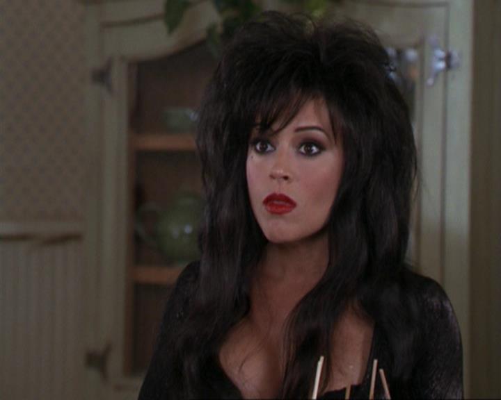 Charmed-Online_dot_net-3x04AllHalliwellsEve0105.jpg