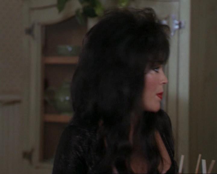 Charmed-Online_dot_net-3x04AllHalliwellsEve0113.jpg