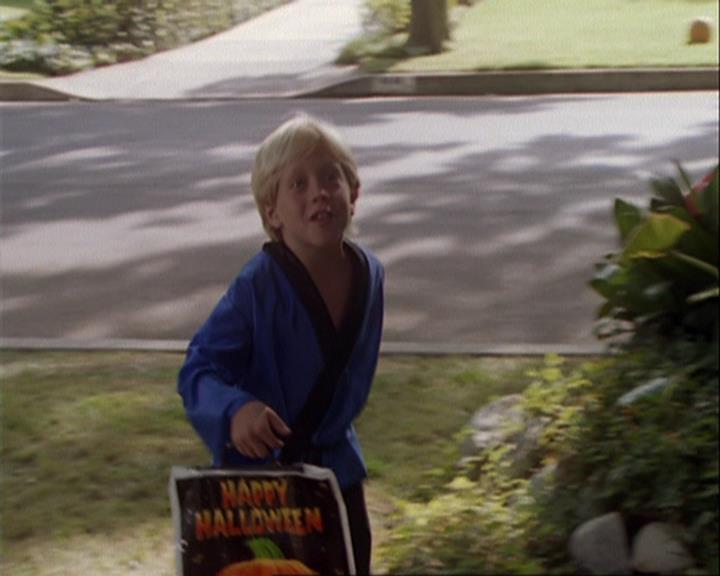 Charmed-Online_dot_net-3x04AllHalliwellsEve0126.jpg