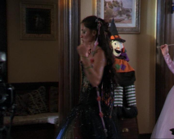Charmed-Online_dot_net-3x04AllHalliwellsEve0201.jpg Charmed-Online_dot_net-3x04AllHalliwellsEve0201.jpg
