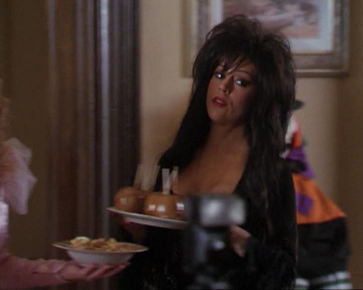 Charmed-Online_dot_net-3x04AllHalliwellsEve0203.jpg