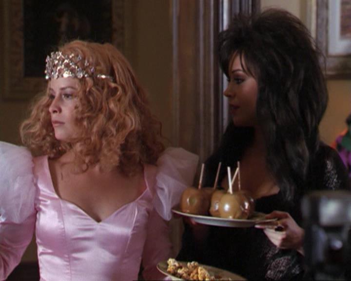 Charmed-Online_dot_net-3x04AllHalliwellsEve0205.jpg Charmed-Online_dot_net-3x04AllHalliwellsEve0205.jpg