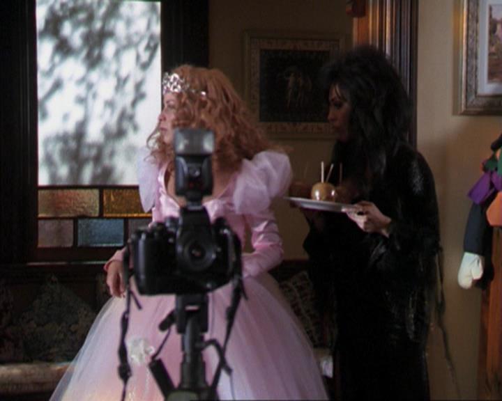 Charmed-Online_dot_net-3x04AllHalliwellsEve0208.jpg Charmed-Online_dot_net-3x04AllHalliwellsEve0208.jpg