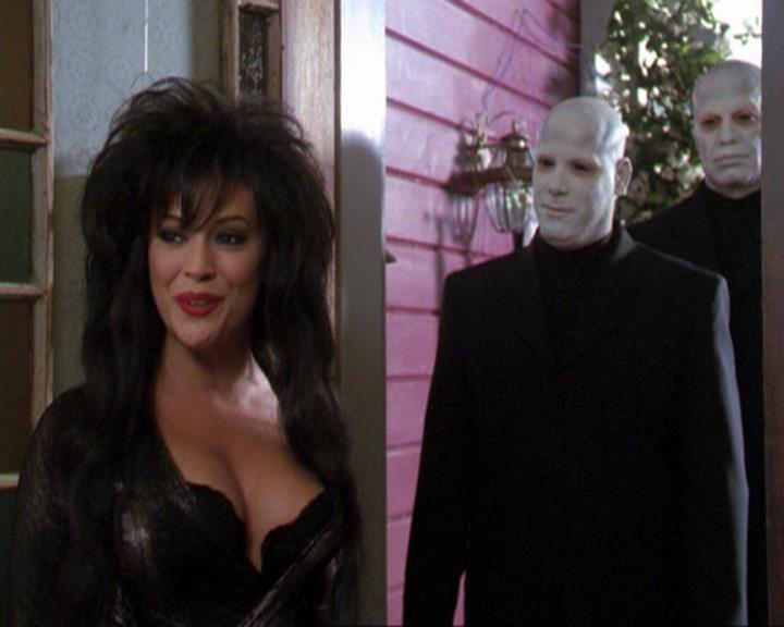 Charmed-Online_dot_net-3x04AllHalliwellsEve0216.jpg
