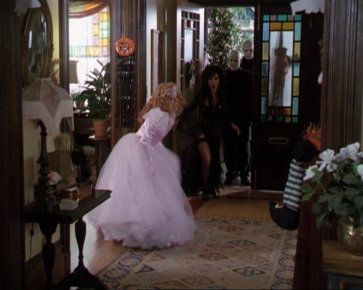 Charmed-Online_dot_net-3x04AllHalliwellsEve0218.jpg