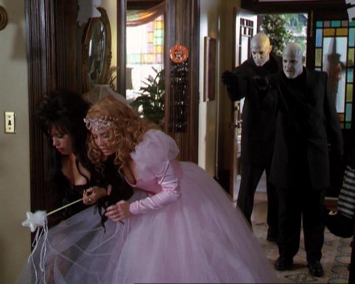 Charmed-Online_dot_net-3x04AllHalliwellsEve0235.jpg Charmed-Online_dot_net-3x04AllHalliwellsEve0235.jpg