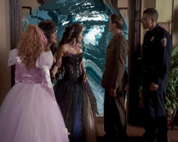 Charmed-Online_dot_net-3x04AllHalliwellsEve0244.jpg