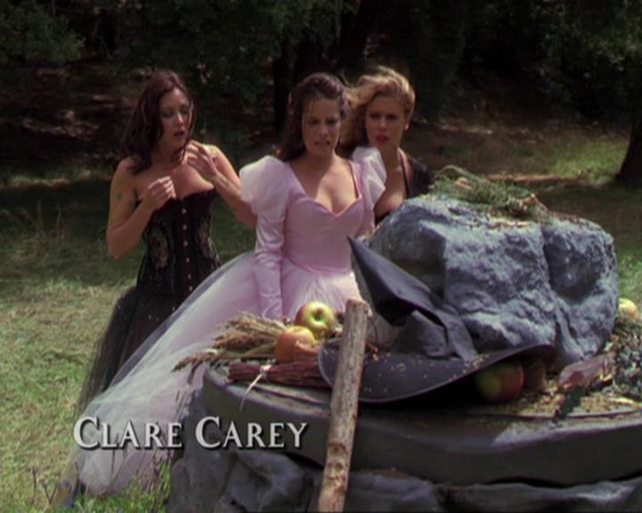 Charmed-Online_dot_net-3x04AllHalliwellsEve0330.jpg Charmed-Online_dot_net-3x04AllHalliwellsEve0330.jpg