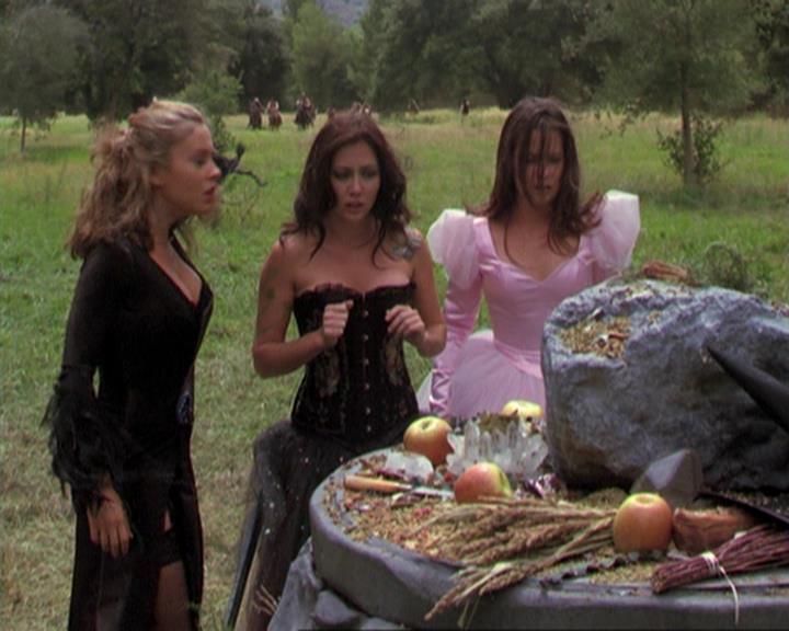 Charmed-Online_dot_net-3x04AllHalliwellsEve0341.jpg