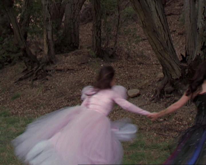 Charmed-Online_dot_net-3x04AllHalliwellsEve0349.jpg