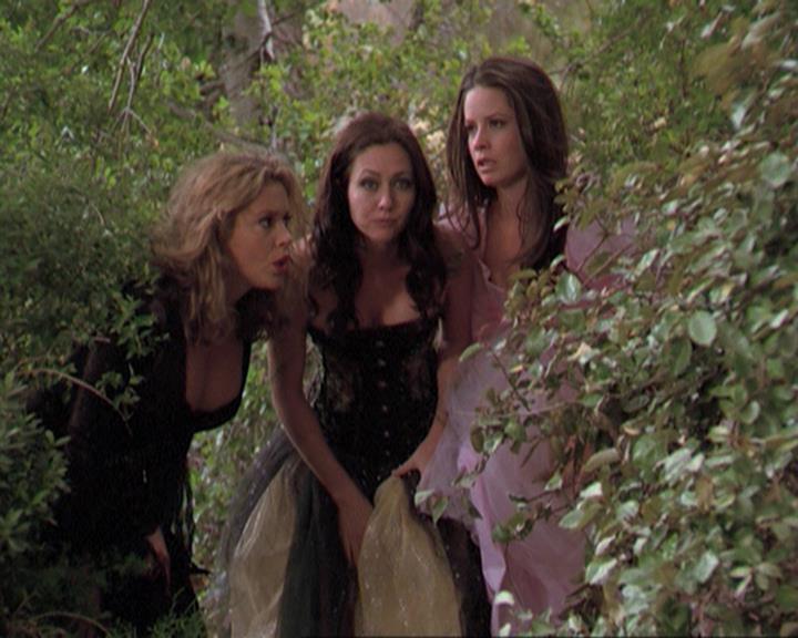 Charmed-Online_dot_net-3x04AllHalliwellsEve0369.jpg