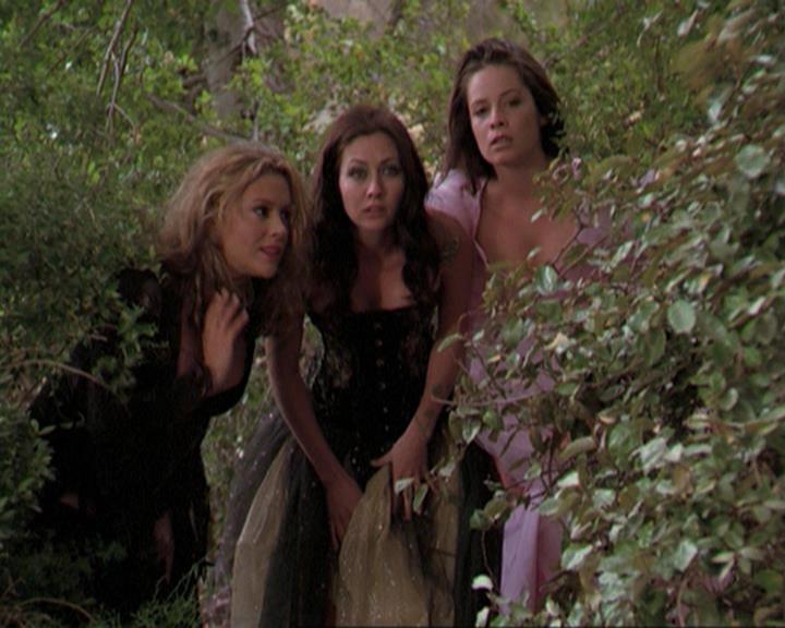 Charmed-Online_dot_net-3x04AllHalliwellsEve0411.jpg