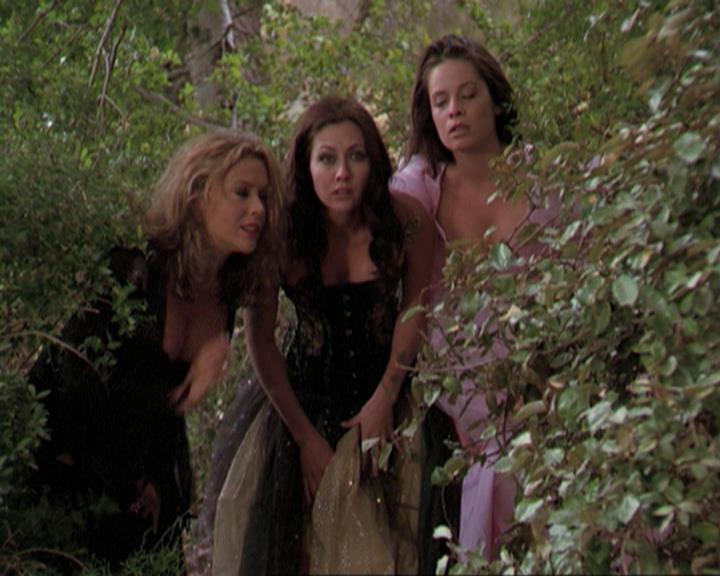 Charmed-Online_dot_net-3x04AllHalliwellsEve0412.jpg