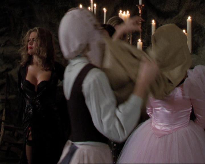 Charmed-Online_dot_net-3x04AllHalliwellsEve0631.jpg Charmed-Online_dot_net-3x04AllHalliwellsEve0631.jpg