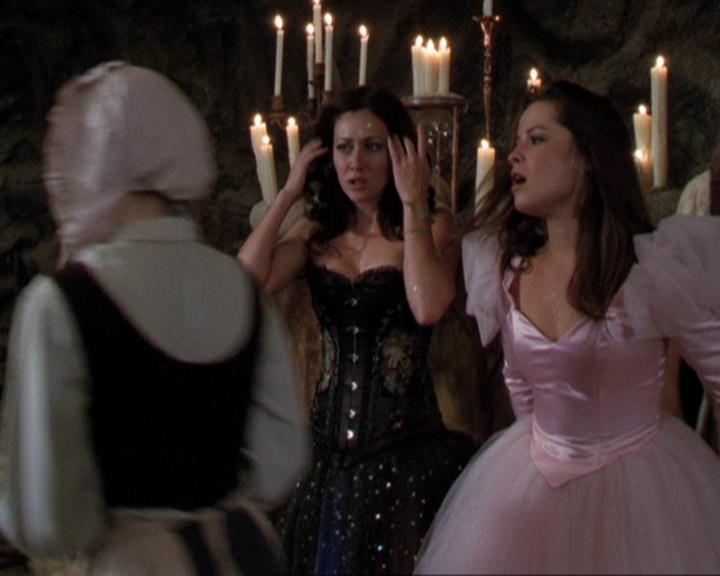 Charmed-Online_dot_net-3x04AllHalliwellsEve0633.jpg