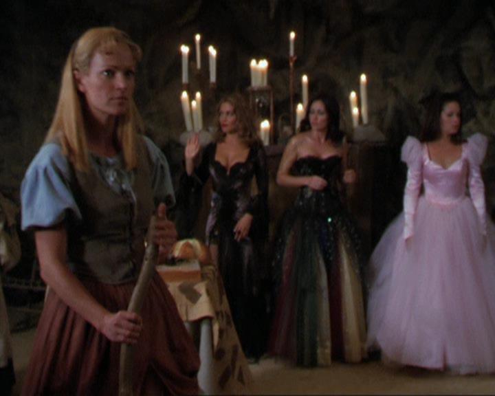 Charmed-Online_dot_net-3x04AllHalliwellsEve0638.jpg Charmed-Online_dot_net-3x04AllHalliwellsEve0638.jpg