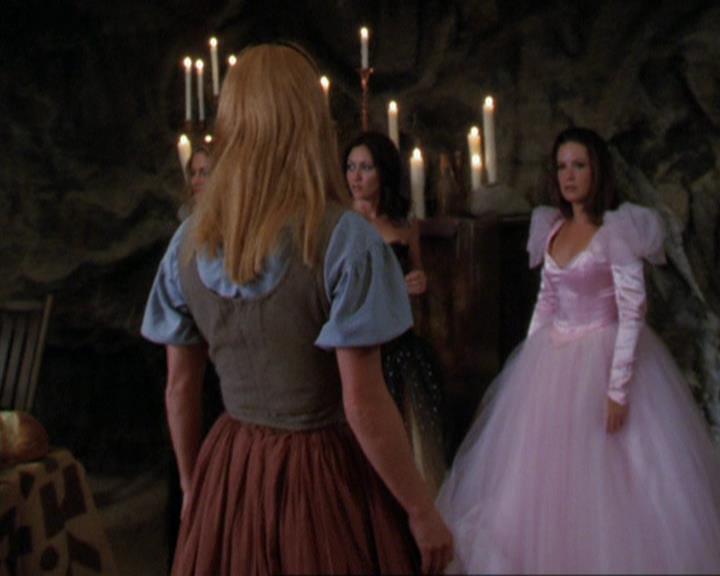Charmed-Online_dot_net-3x04AllHalliwellsEve0640.jpg