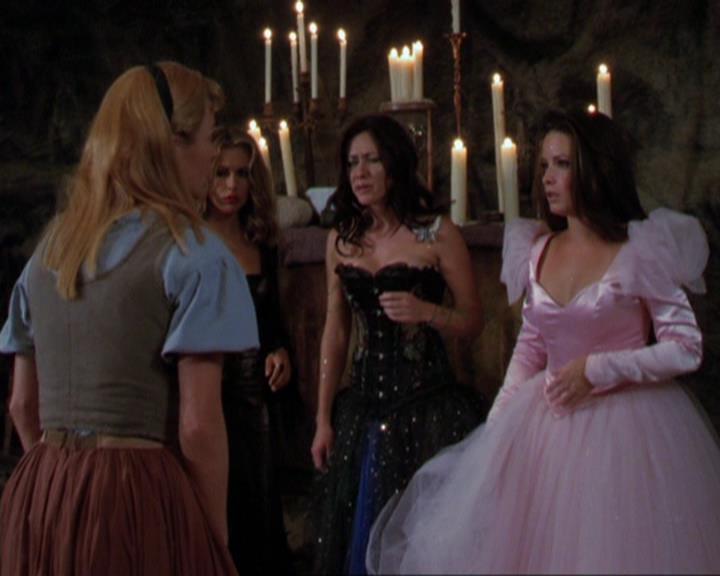 Charmed-Online_dot_net-3x04AllHalliwellsEve0649.jpg Charmed-Online_dot_net-3x04AllHalliwellsEve0649.jpg