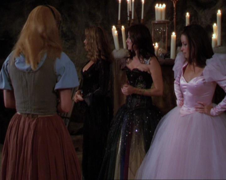 Charmed-Online_dot_net-3x04AllHalliwellsEve0675.jpg