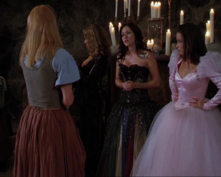 Charmed-Online_dot_net-3x04AllHalliwellsEve0677.jpg