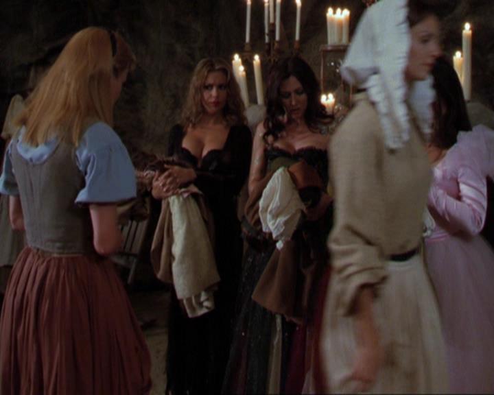 Charmed-Online_dot_net-3x04AllHalliwellsEve0682.jpg Charmed-Online_dot_net-3x04AllHalliwellsEve0682.jpg