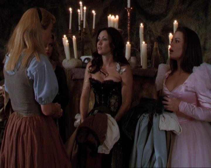 Charmed-Online_dot_net-3x04AllHalliwellsEve0685.jpg Charmed-Online_dot_net-3x04AllHalliwellsEve0685.jpg