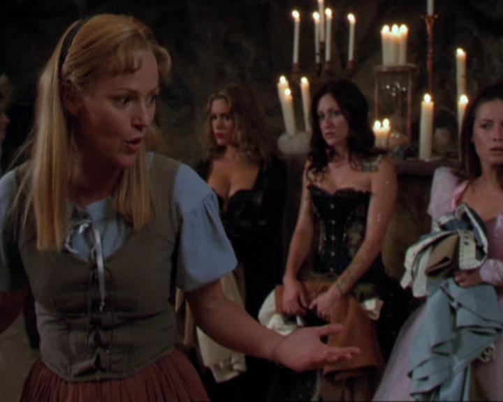Charmed-Online_dot_net-3x04AllHalliwellsEve0722.jpg