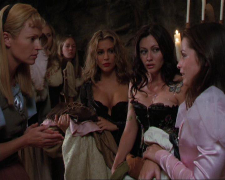 Charmed-Online_dot_net-3x04AllHalliwellsEve0763.jpg