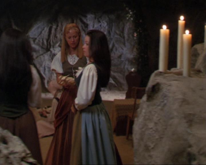 Charmed-Online_dot_net-3x04AllHalliwellsEve1207.jpg