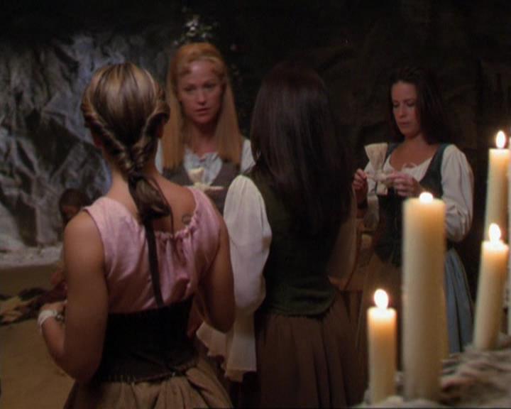 Charmed-Online_dot_net-3x04AllHalliwellsEve1210.jpg
