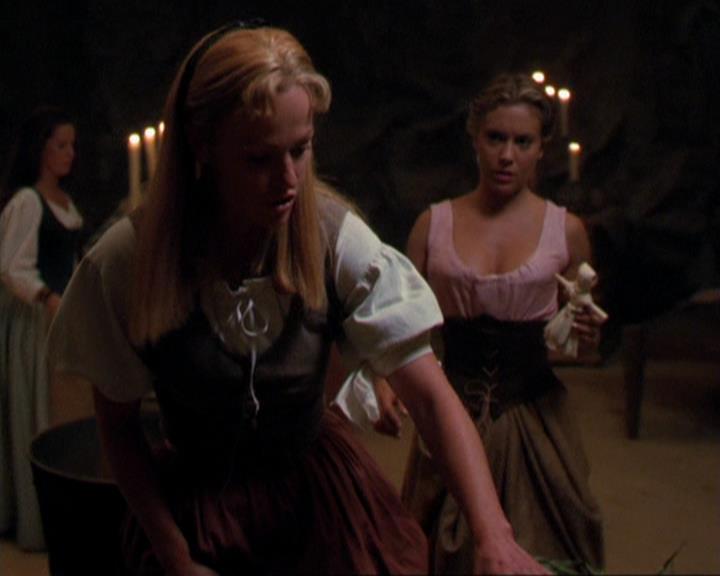 Charmed-Online_dot_net-3x04AllHalliwellsEve1218.jpg Charmed-Online_dot_net-3x04AllHalliwellsEve1218.jpg