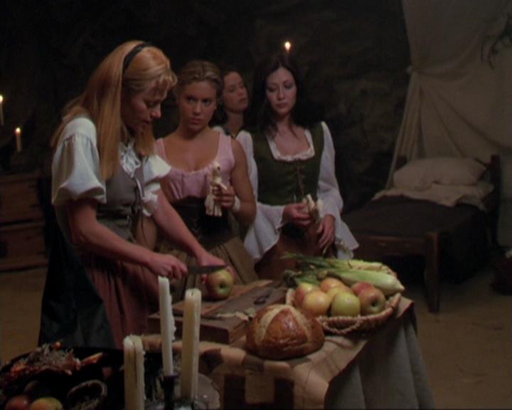 Charmed-Online_dot_net-3x04AllHalliwellsEve1221.jpg Charmed-Online_dot_net-3x04AllHalliwellsEve1221.jpg