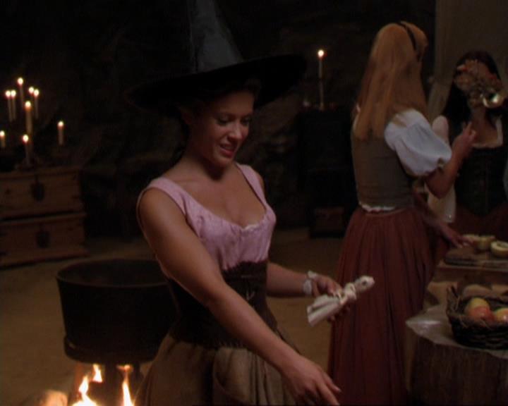 Charmed-Online_dot_net-3x04AllHalliwellsEve1277.jpg Charmed-Online_dot_net-3x04AllHalliwellsEve1277.jpg
