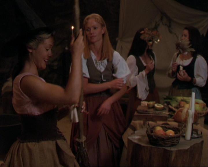 Charmed-Online_dot_net-3x04AllHalliwellsEve1282.jpg