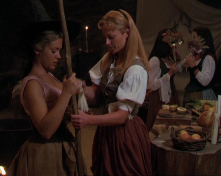 Charmed-Online_dot_net-3x04AllHalliwellsEve1286.jpg