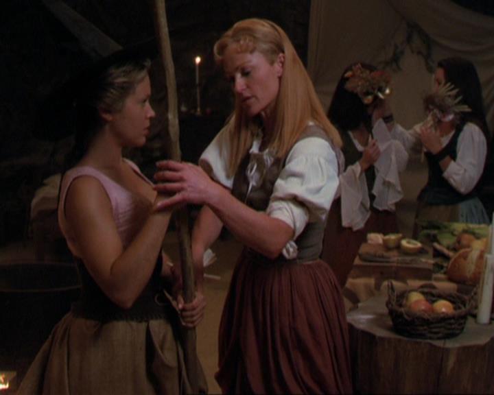 Charmed-Online_dot_net-3x04AllHalliwellsEve1288.jpg