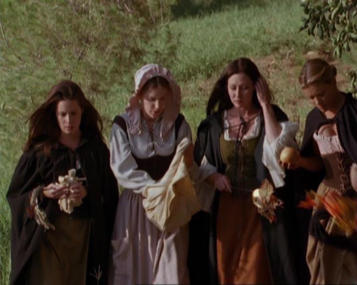 Charmed-Online_dot_net-3x04AllHalliwellsEve1364.jpg