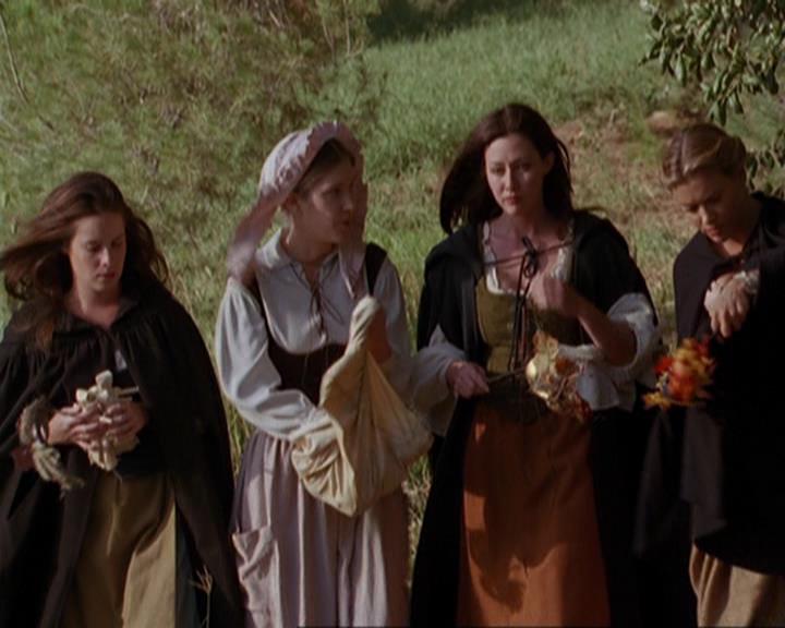 Charmed-Online_dot_net-3x04AllHalliwellsEve1365.jpg