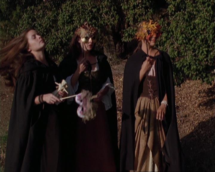 Charmed-Online_dot_net-3x04AllHalliwellsEve1384.jpg