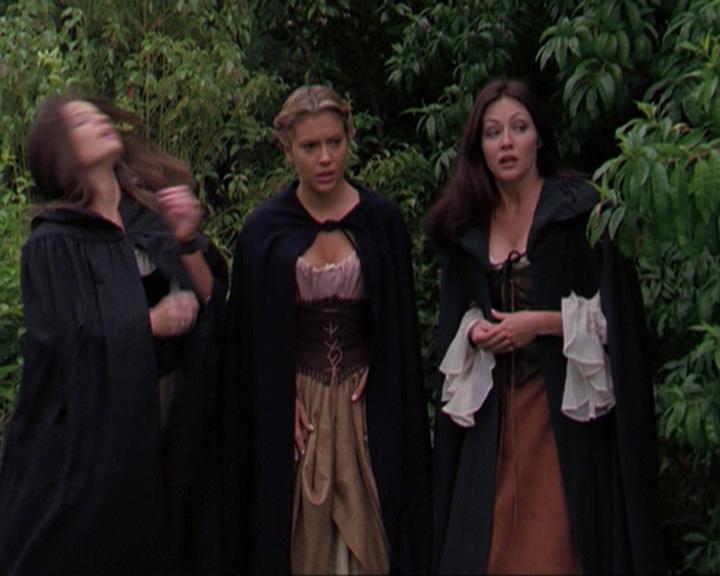 Charmed-Online_dot_net-3x04AllHalliwellsEve1757.jpg