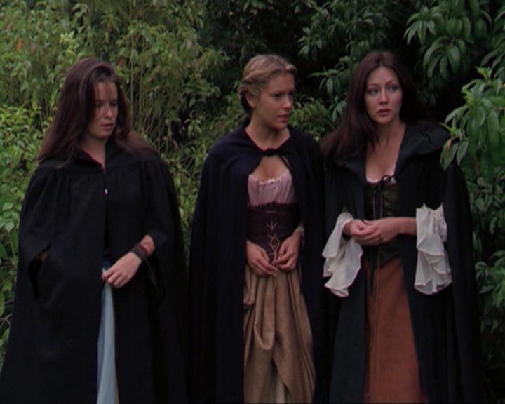 Charmed-Online_dot_net-3x04AllHalliwellsEve1763.jpg