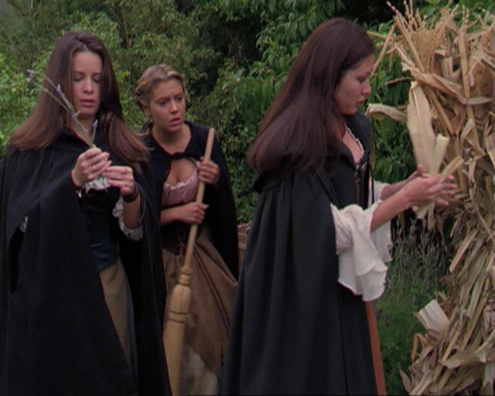 Charmed-Online_dot_net-3x04AllHalliwellsEve1778.jpg